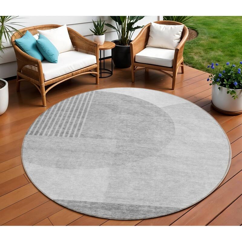 HomeRoots Geometric Transitional Rectangle Outdoor Rug - 8' Round