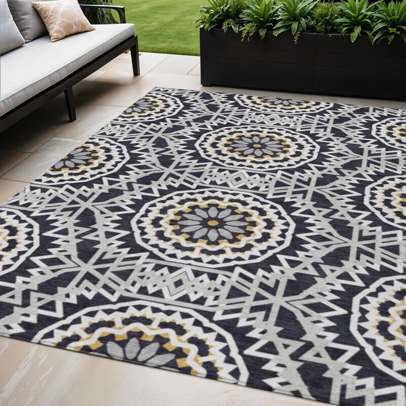 HomeRoots Floral Medallion Transitional Rectangle Outdoor Rug - 5' X 8'