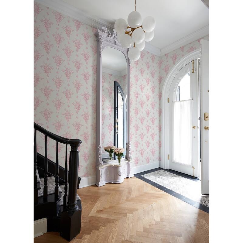 Rosie Arrangements Kiss Pink Bouquet Toss Wallpaper