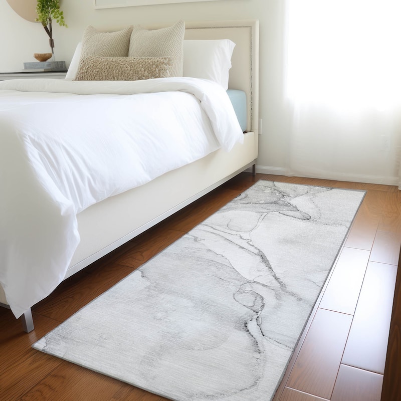 Machine Washable Indoor/ Outdoor Abstract Chantille Rug - 2'3" x 7'6" - Silver