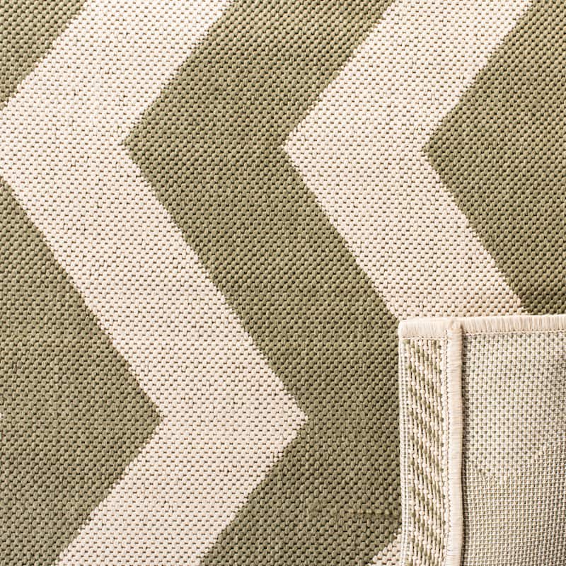 SAFAVIEH Courtyard Merlene Chevron Indoor/ Outdoor Waterproof Patio Backyard Rug