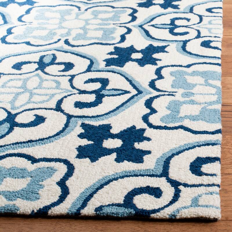 SAFAVIEH Handmade Four Seasons Alberdina Floral Rug