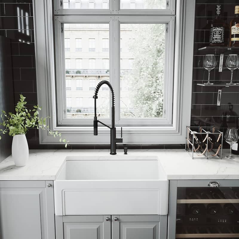 VIGO Livingston 24" H Single Handle Pull-Down Sprayer Kitchen Faucet