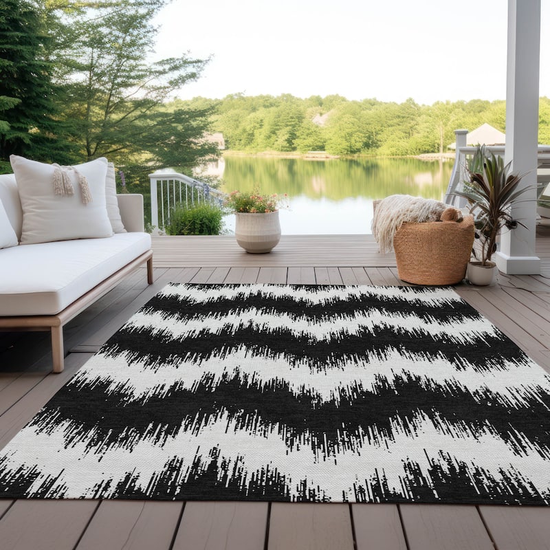 Machine Washable Indoor/ Outdoor Chantille Modern Chevron Rug - Black - 5' x 7'6"