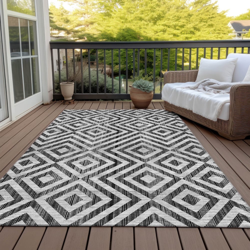 Machine Washable Indoor/ Outdoor Chantille Diamond Geo Rug