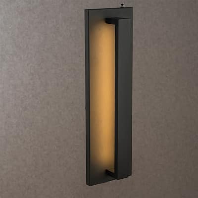 CraftHome H20 in Minimalist Modern Linear 23W Integrated LED Outdoor Wall Sconce with Dusk to Dawn Sensor in Matte Black - W6''