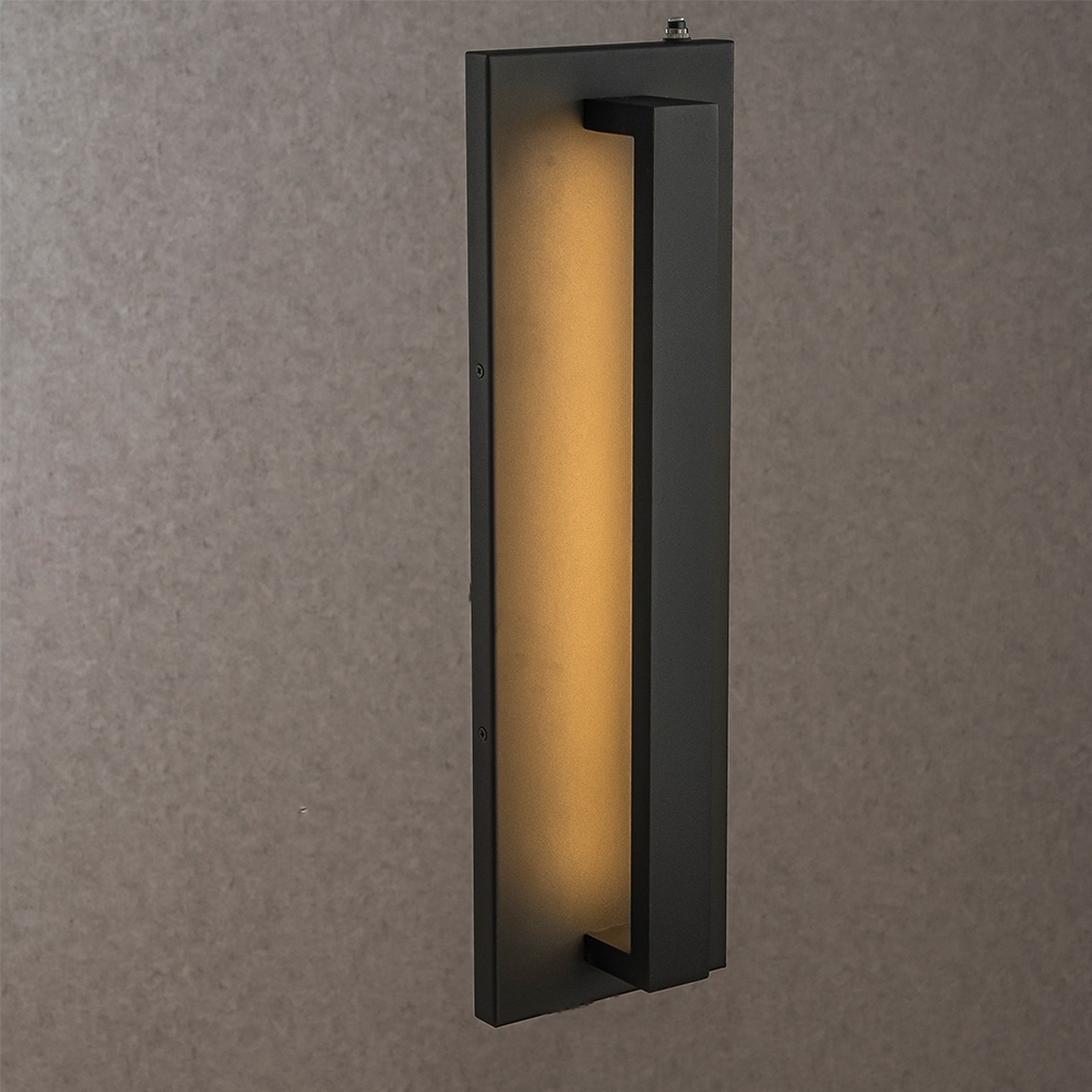 CraftHome H20 in Minimalist Modern Linear 23W Integrated LED Outdoor Wall Sconce with Dusk to Dawn Sensor in Matte Black - W6''