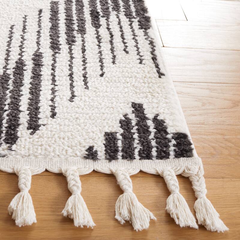 SAFAVIEH Moroccan Tassels Raida Chevron Rug