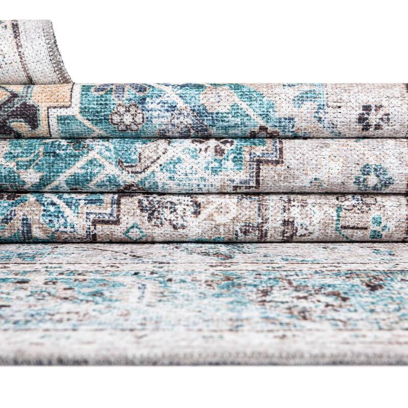 Traditional Tira Collection Area Rug