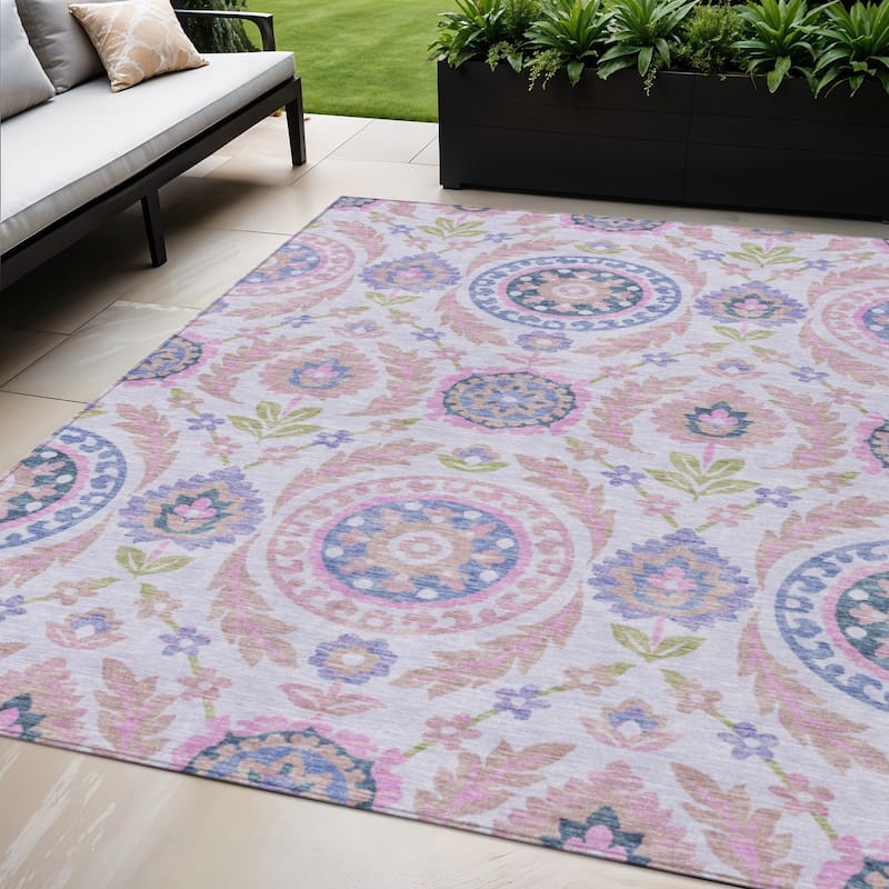 HomeRoots Floral Transitional Rectangle Outdoor Rug - 5' X 8'