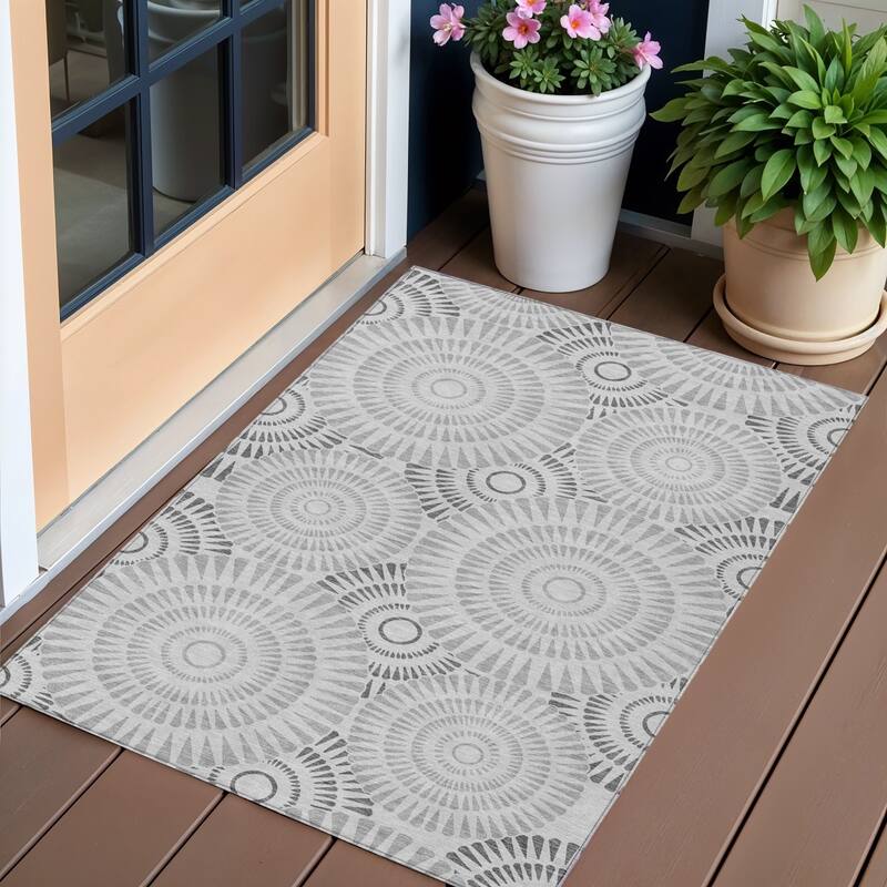 HomeRoots Geometric Transitional Rectangle Outdoor Rug - 3' x 5'