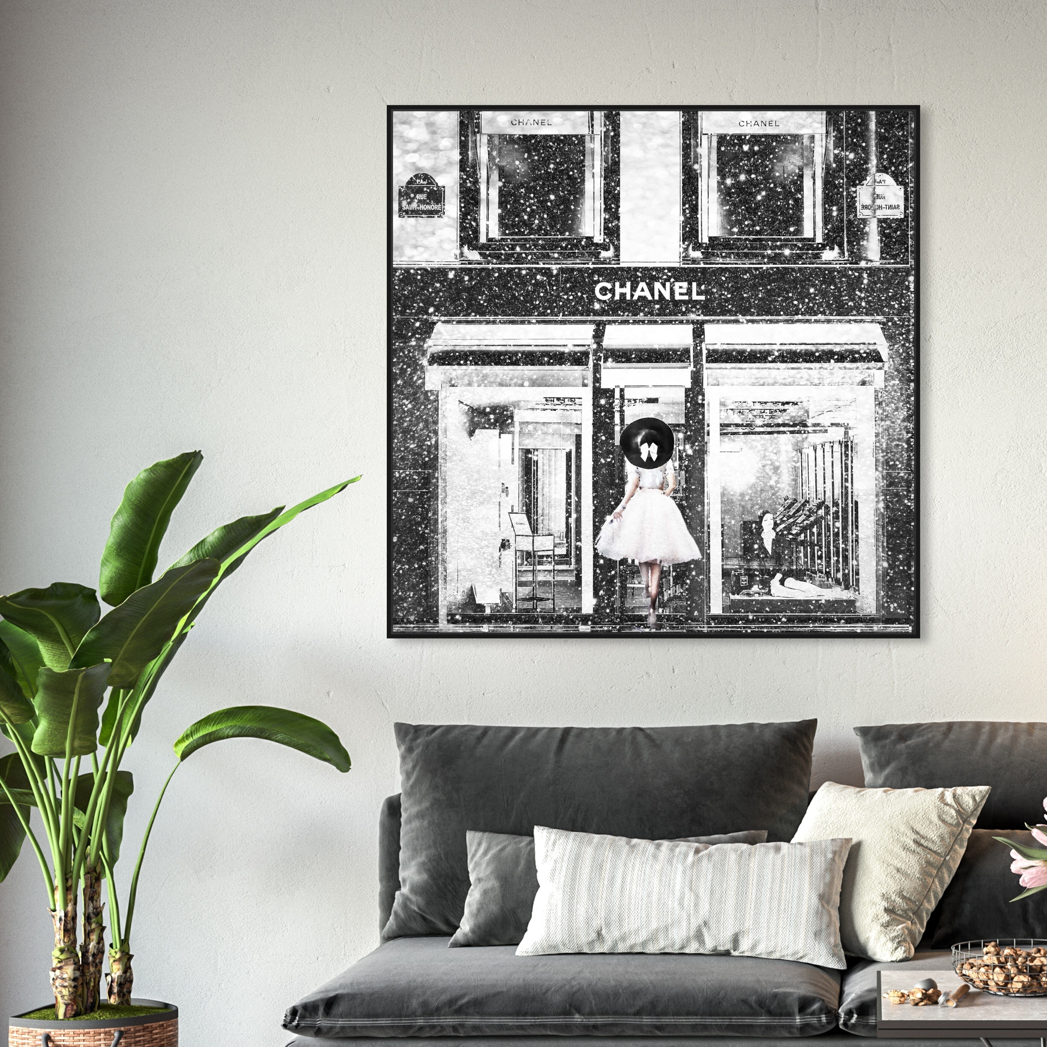 Oliver Gal Fashion and Glam Wall Art Framed Canvas Prints 'Queen