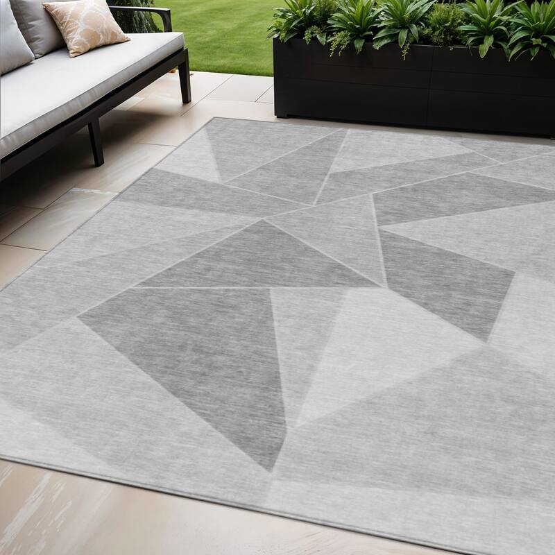 HomeRoots Geometric Transitional Rectangle Outdoor Rug - 5' X 8'