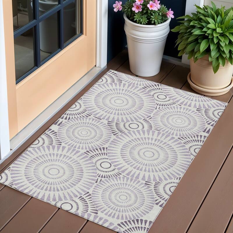 HomeRoots Geometric Transitional Rectangle Outdoor Rug - 3' x 5'