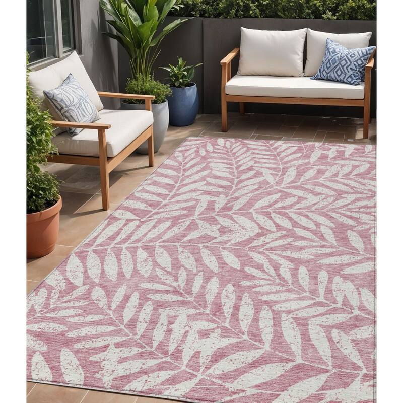 HomeRoots Floral Transitional Rectangle Outdoor Rug - 5' X 8'