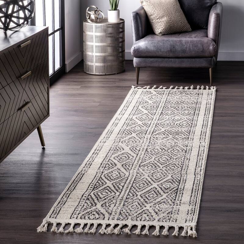 Nuloom Chenoa Striped Tribal Tassel Area Rug