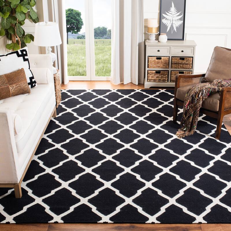 SAFAVIEH Handmade Flatweave Dhurries Chiang Modern Moroccan Wool Rug - 6' x 9' - Black/Ivory