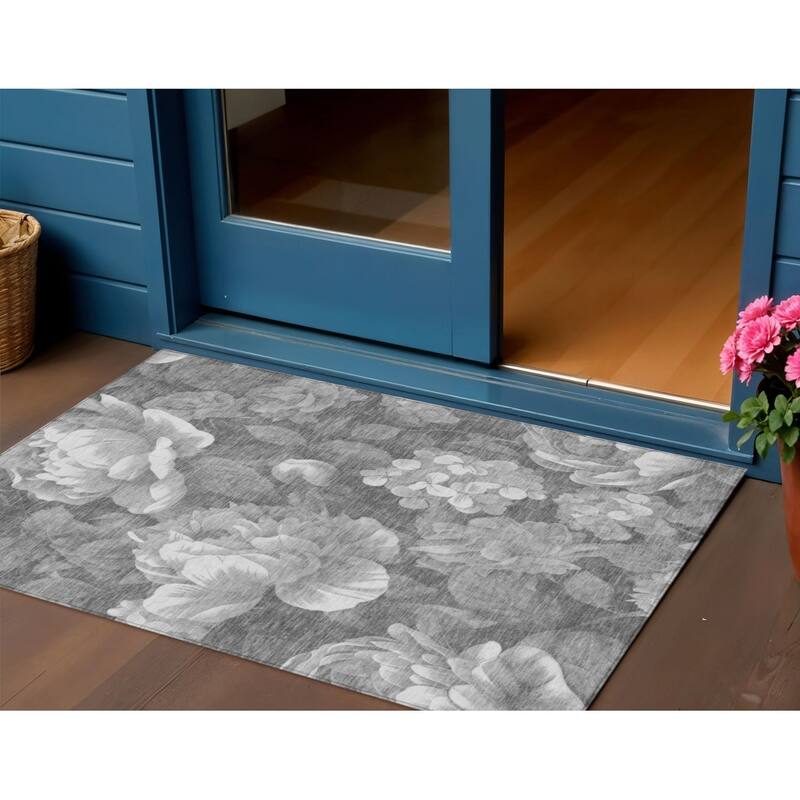 HomeRoots Floral Transitional Rectangle Outdoor Rug - Grey/Silver - 3' x 5'
