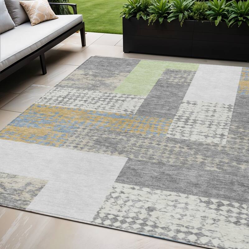 HomeRoots Geometric Transitional Rectangle Outdoor Rug - 5' X 8'