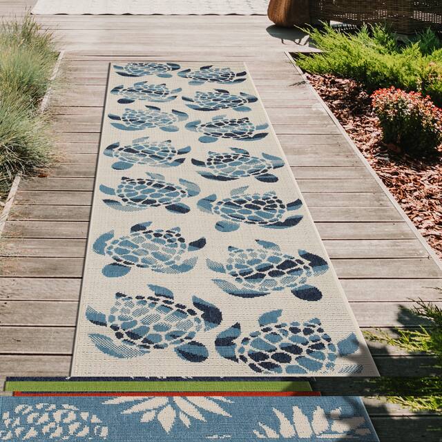 Ambrosi Sea Turtles Novelty Indoor/ Outdoor Area Rug - 2'2" x 8' - Ivory
