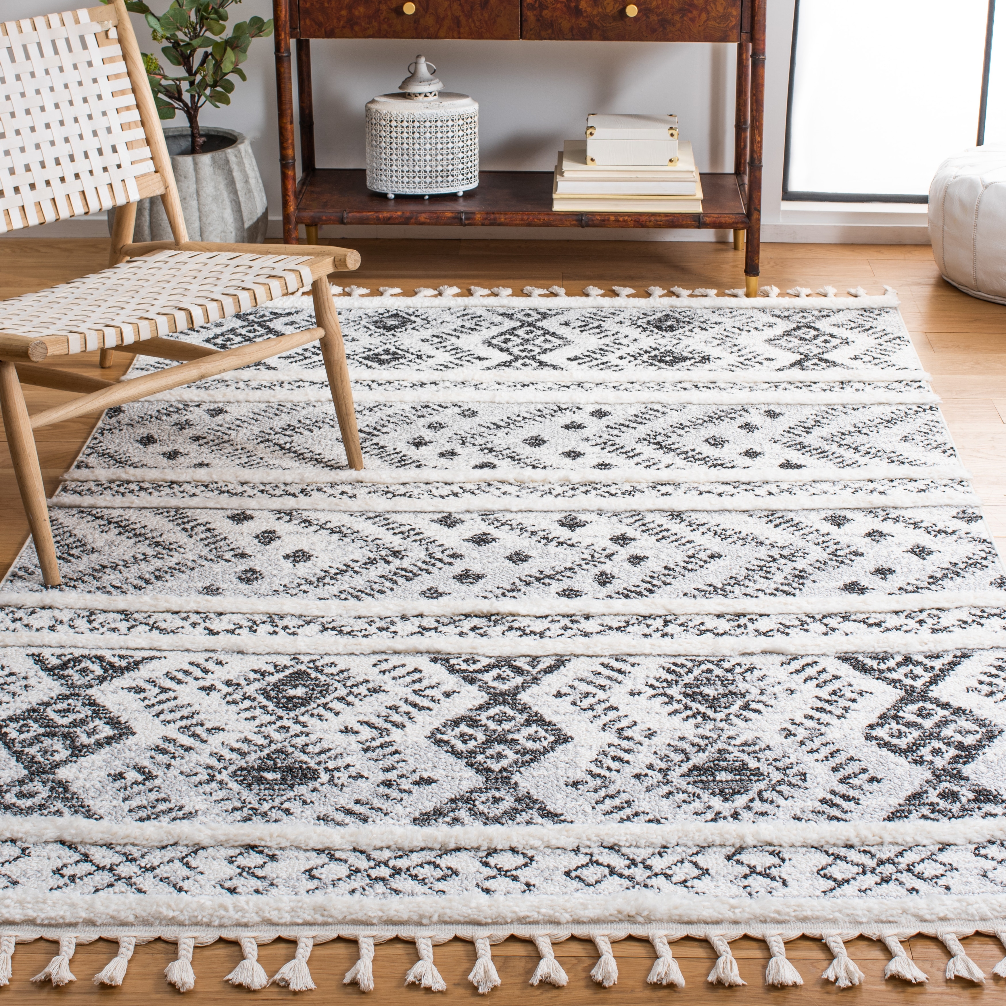 SAFAVIEH Moroccan Tassel Shag Ilijana 2-inch Thick Rug