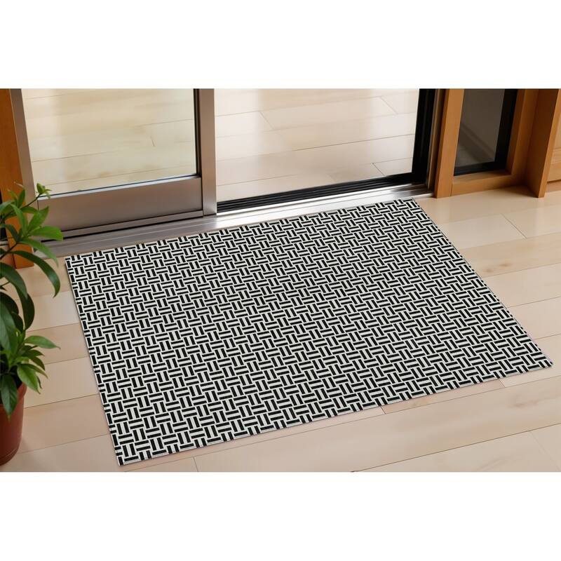 HomeRoots Geometric Transitional Rectangle Outdoor Rug - 3' x 5'
