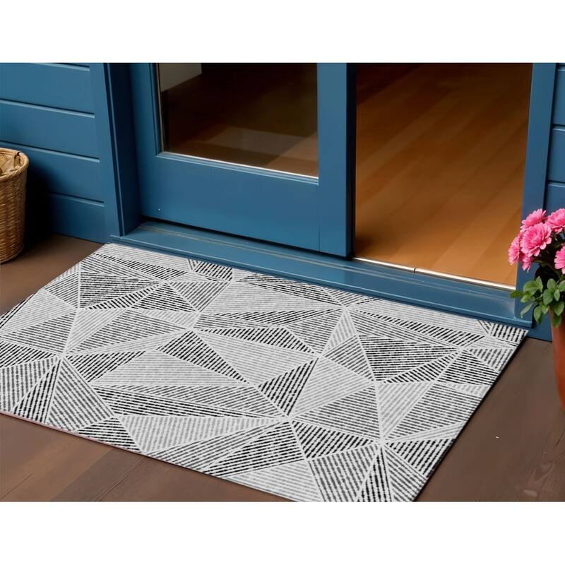 HomeRoots Geometric Transitional Rectangle Outdoor Rug - 3' x 5'