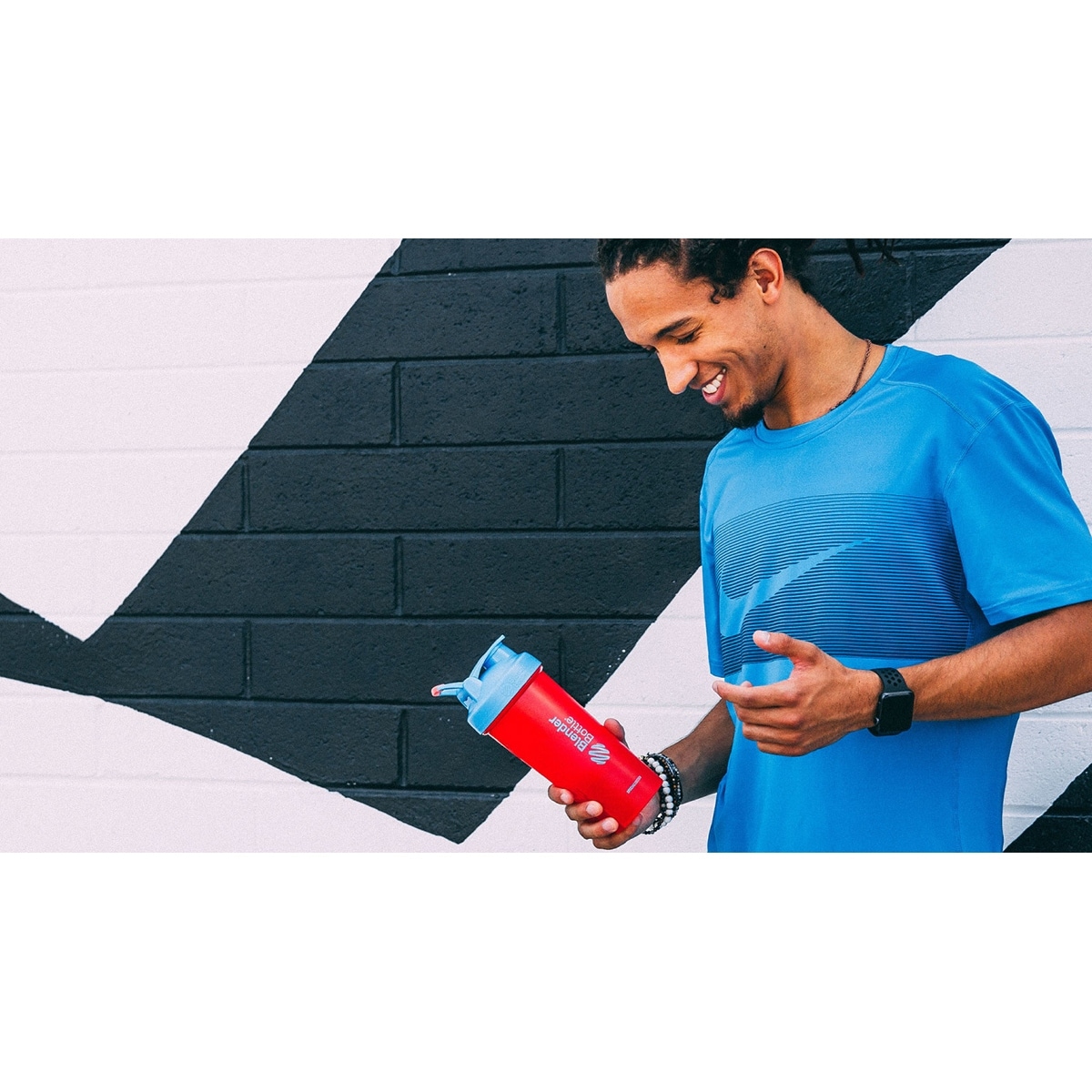 https://ak1.ostkcdn.com/images/products/is/images/direct/9f46ff67781bc2e4ae1b5ef4af787a80a14d42c3/Blender-Bottle-Special-Edition-28-oz.-Shaker-with-Loop-Top---Sonic.jpg