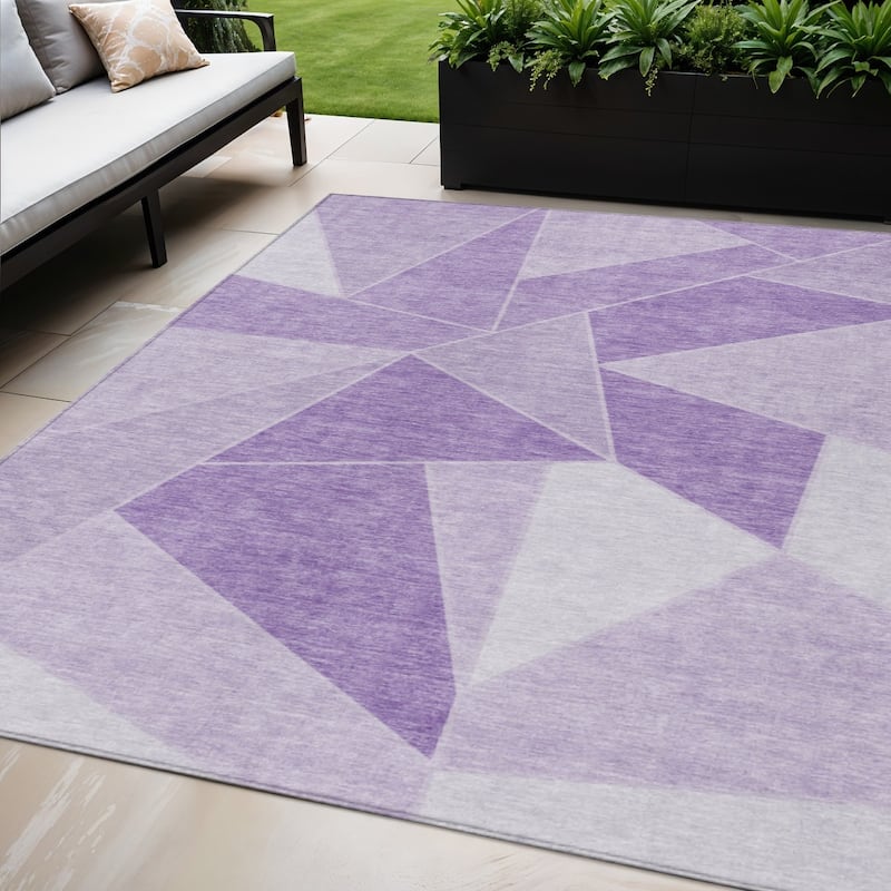 HomeRoots Geometric Transitional Rectangle Outdoor Rug - 5' X 8'