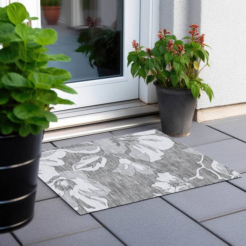 Machine Washable Indoor/ Outdoor Chantille Floral Rug - Gray - 1'8" x 2'6"