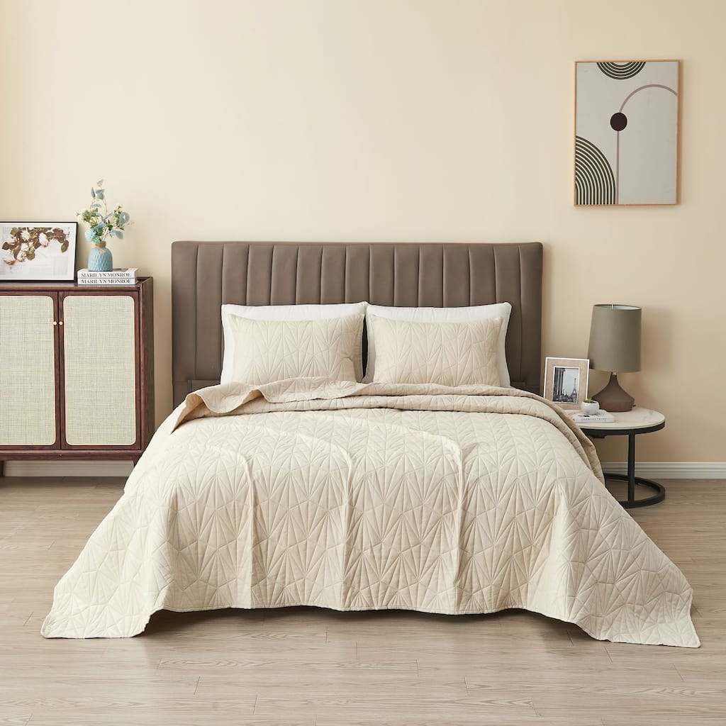 Premium Geometric Pinsonic Microfiber Quilt Set With Shams