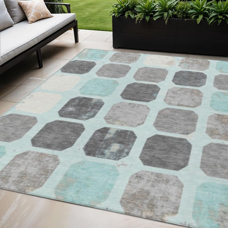 HomeRoots Geometric Transitional Rectangle Outdoor Rug - 5' X 8'
