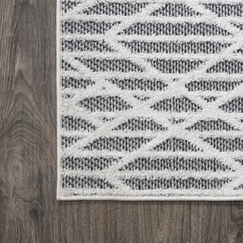 JONATHAN Y Jazz High-Low Pile Moroccan Diamond Modern Indoor/Outdoor Area Rug