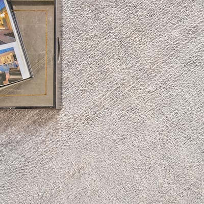 EXQUISITE RUGS Plush Hand-knotted Light Silver Area Rug.
