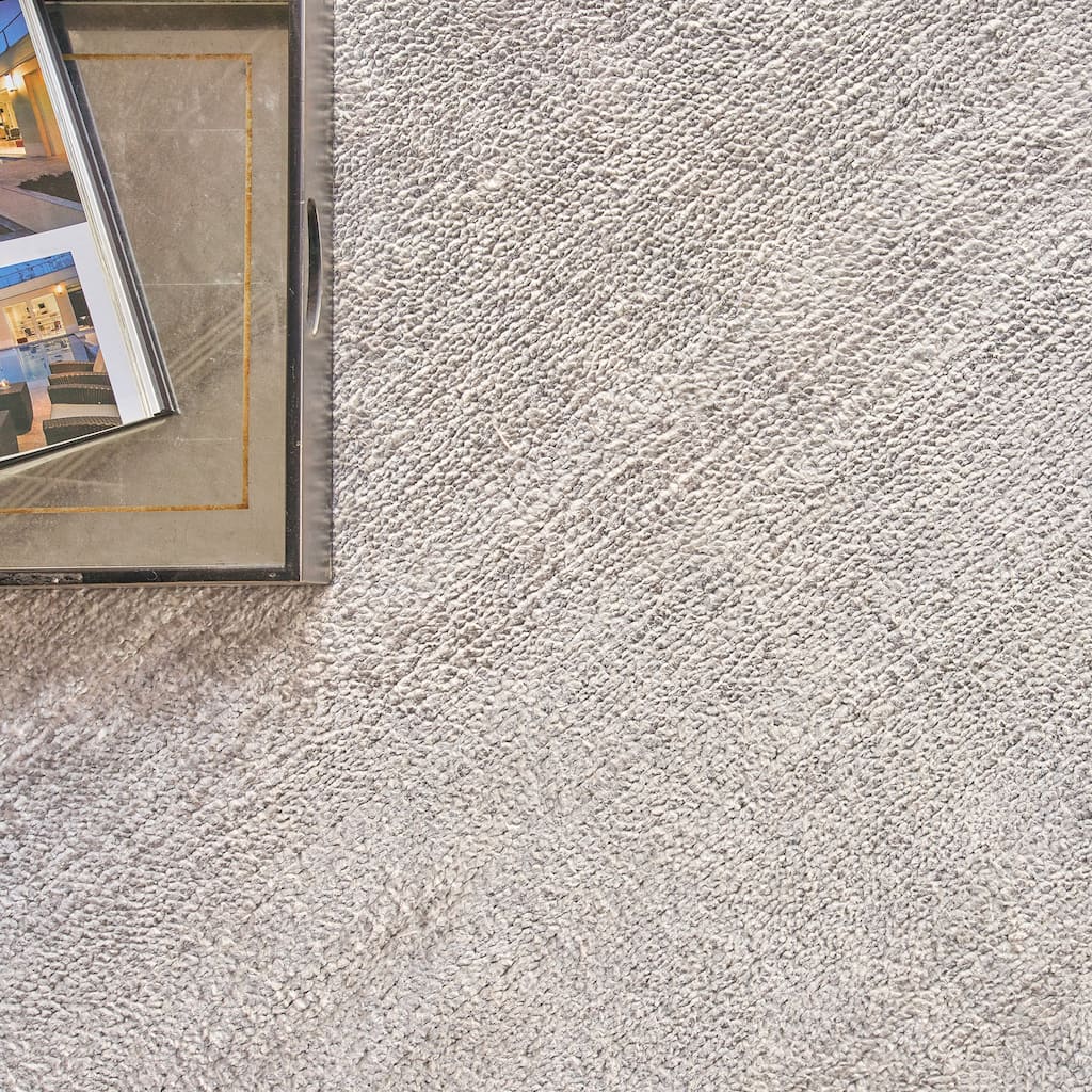 EXQUISITE RUGS Plush Hand-knotted Light Silver Area Rug.