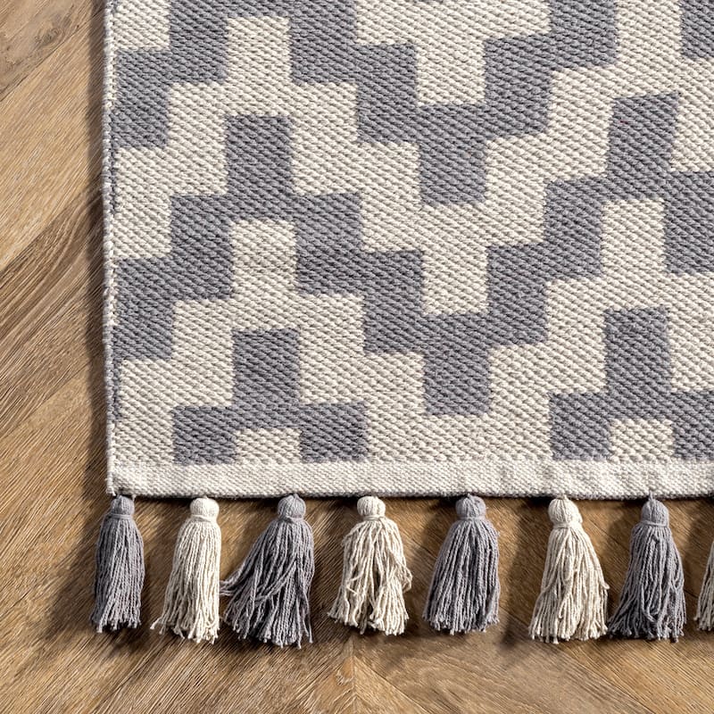 Nuloom Geometric Priya Chevron Cotton Tassel Area Rug