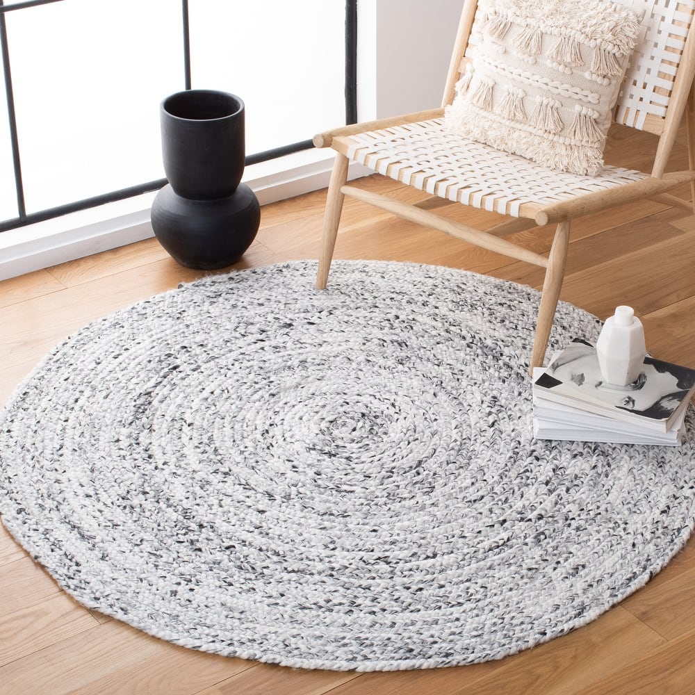 SAFAVIEH Handmade Braided Malene Round Rug