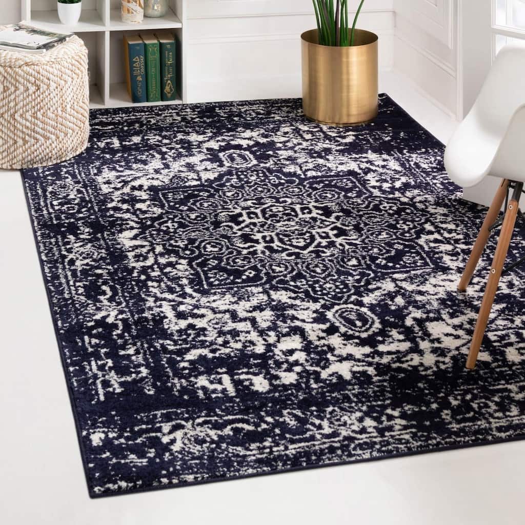 Traditional Brenda Collection Area Rug