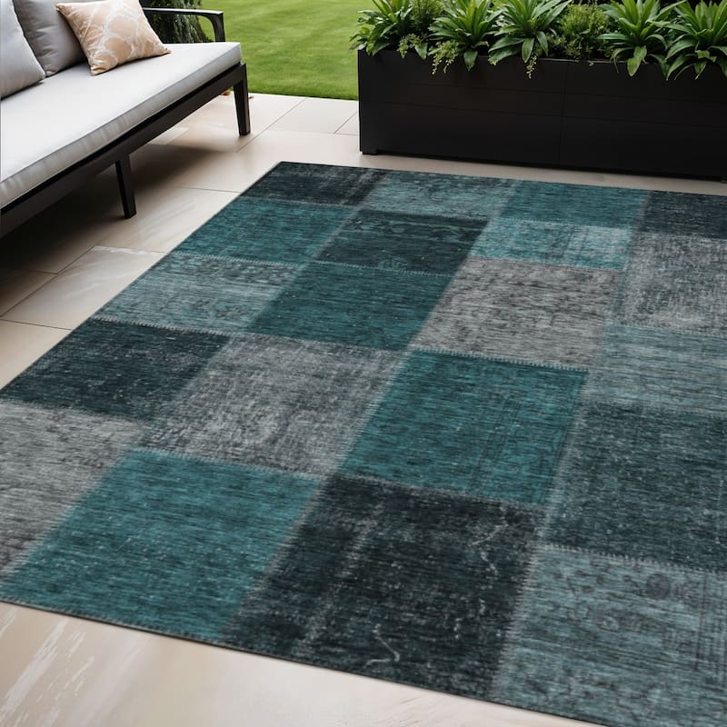 HomeRoots Patchwork Transitional Rectangle Outdoor Rug - 5' X 8'