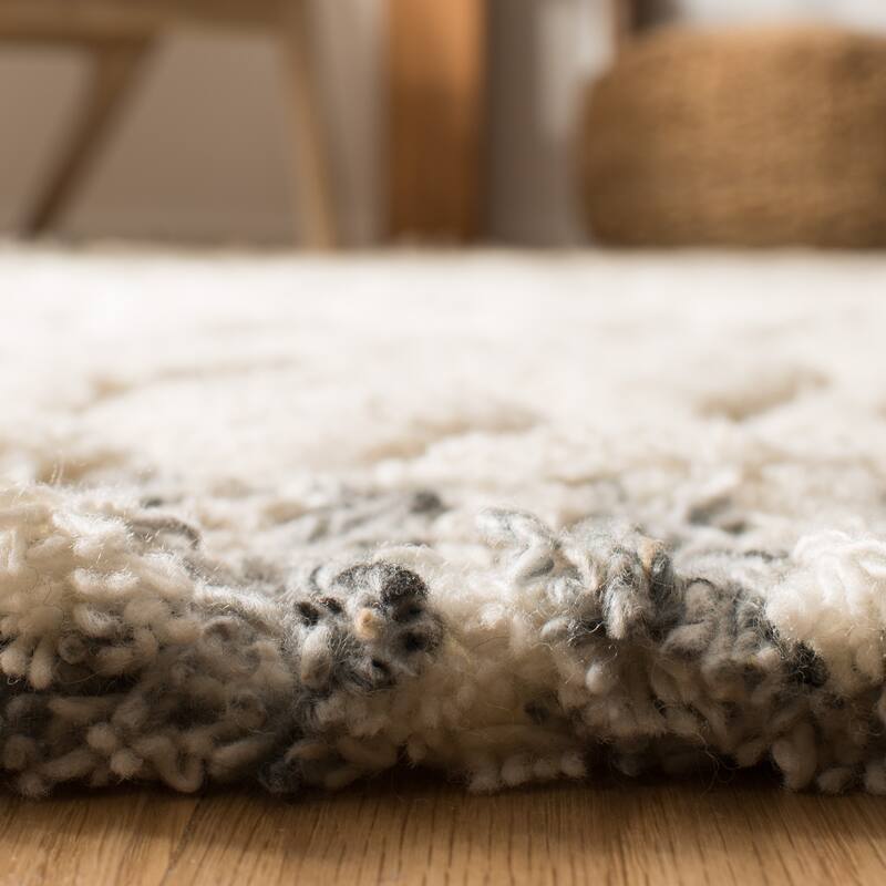 SAFAVIEH Handmade Casablanca Shag Jerneja Tribal Rug