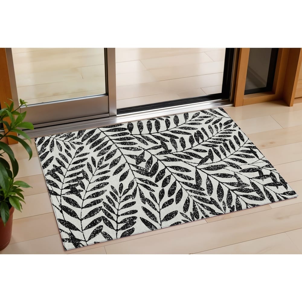 HomeRoots Floral Transitional Rectangle Outdoor Rug
