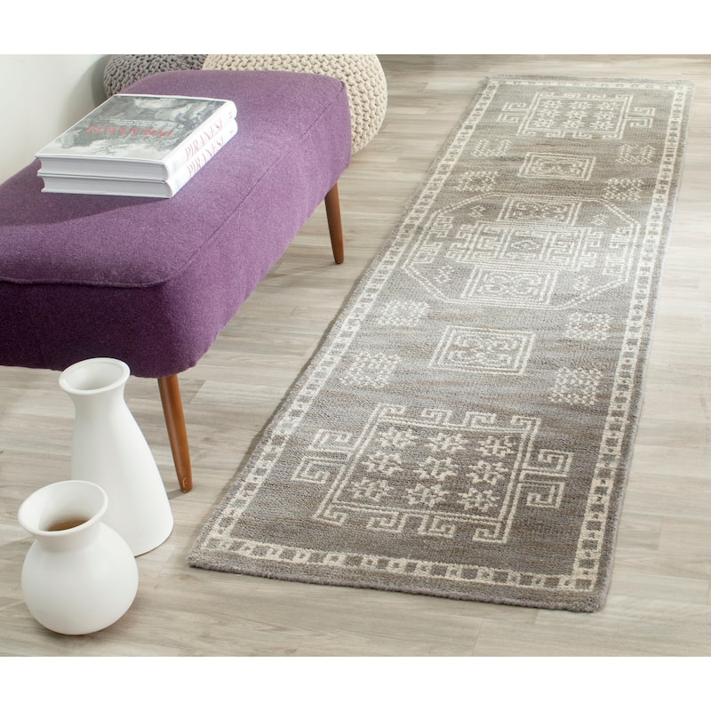 SAFAVIEH Hand-knotted Kenya Chizuru Southwestern Tribal Wool Rug - 2'3" x 8' Runner - Grey