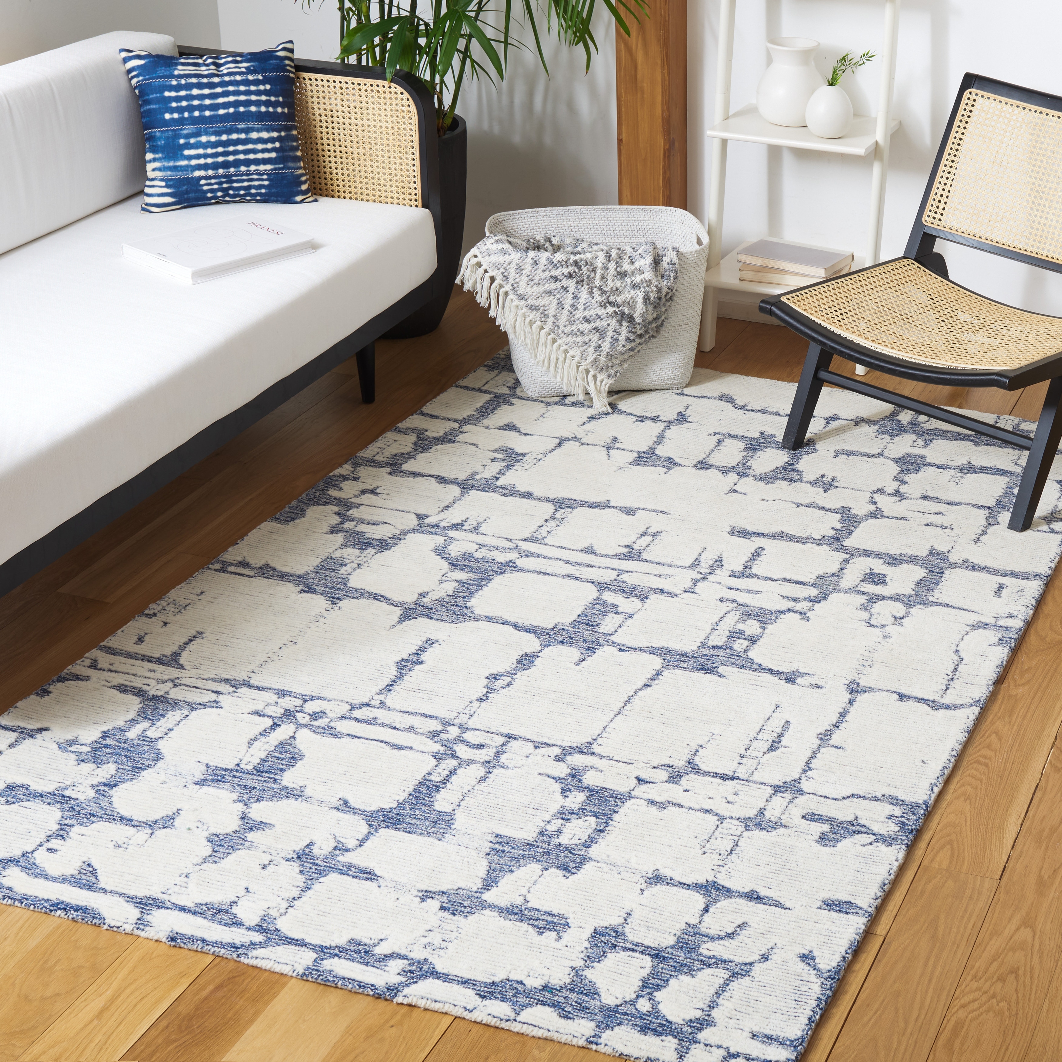 Martha Stewart by SAFAVIEH, Handmade Siun Abstract Wool Rug