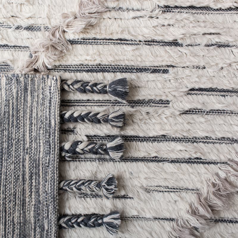 SAFAVIEH Handmade Kenya Annemarije Wool Tassel Rug