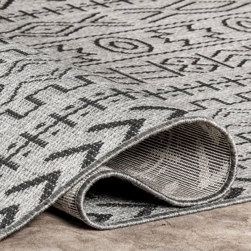 Nuloom Indoor/Outdoor Transitional Tribal Aztec Geometric Area Rug