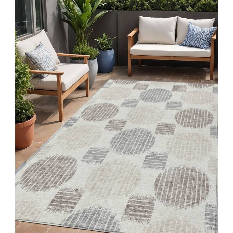 HomeRoots Geometric Transitional Rectangle Outdoor Rug - 5' X 8'