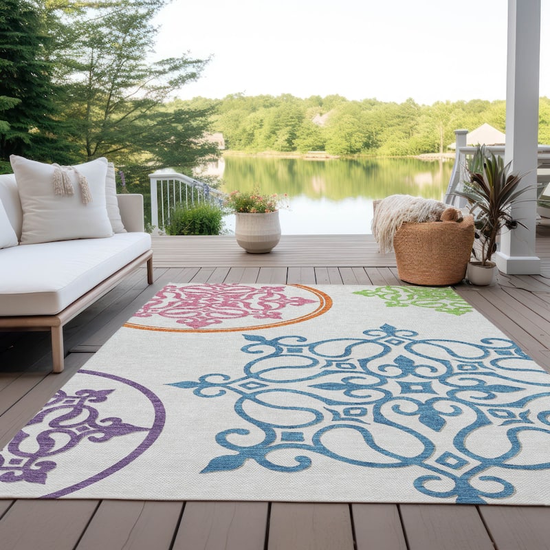 Machine Washable Indoor/ Outdoor Chantille Bold Medallions Rug - White - 5' x 7'6"