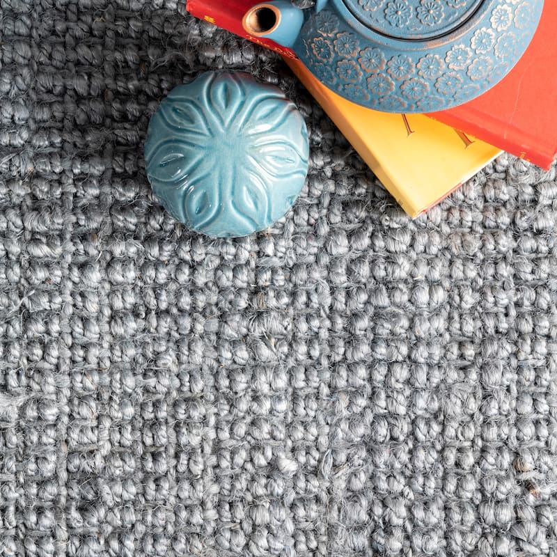 Nuloom Delilah Solid Chunky Jute Tassel Area Rug