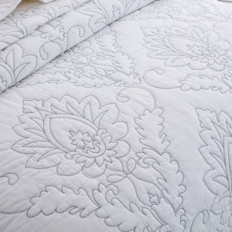 S&S Triangle Stitched Medallion Damask Floral 3 Piece Cotton Quilt Set