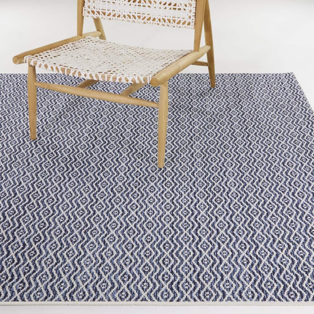 Calista Transitional Diamond Indoor/Outdoor Area Rug